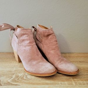 Huma Blanco Pink Suede Booties